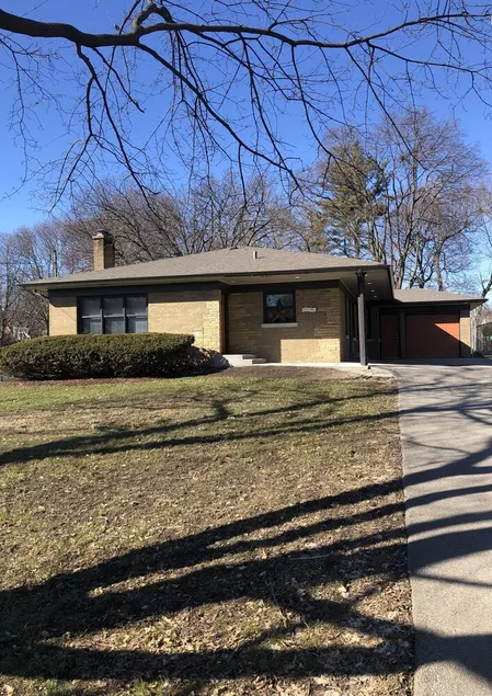 Walking distance to downtown shops, hospital and train station. - Image 1