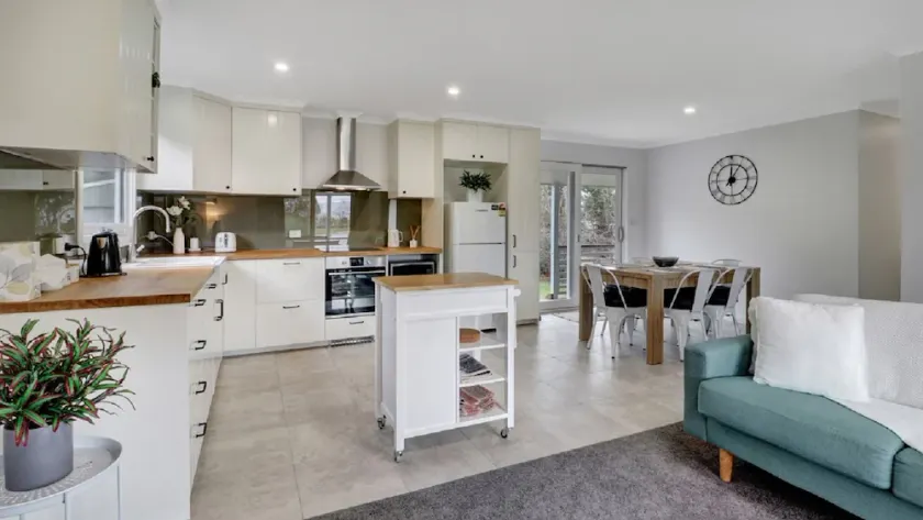 Katta Cottage: Family Accommodation Mansfield - Image 1