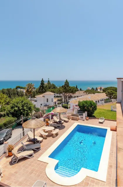 Private villa with breathtaking views - Image 1