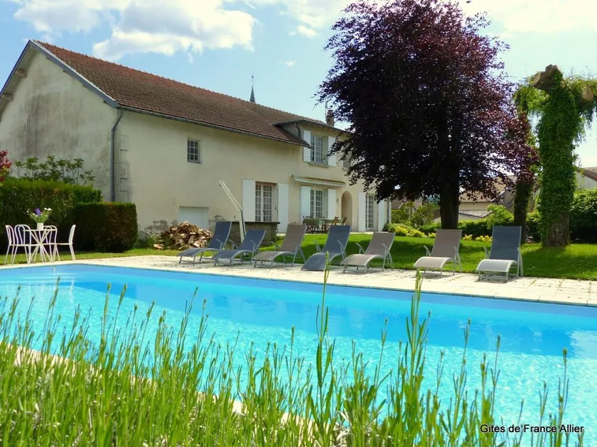 Spacious contemporary house with pool and pets allowed - Image 1