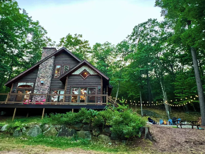 Family Lodge with hot tub, AC, minutes to Lake Placid and Hiking, Pet Friendly - Image 1