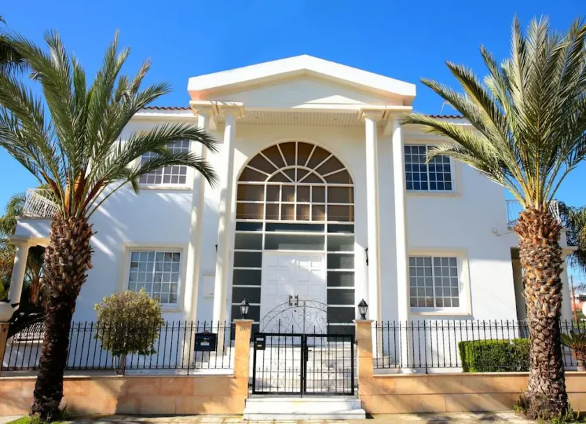 Villa de lujo con un toque clásico. A pocos minutos de la playa y centro de Larnaca. - Image 1