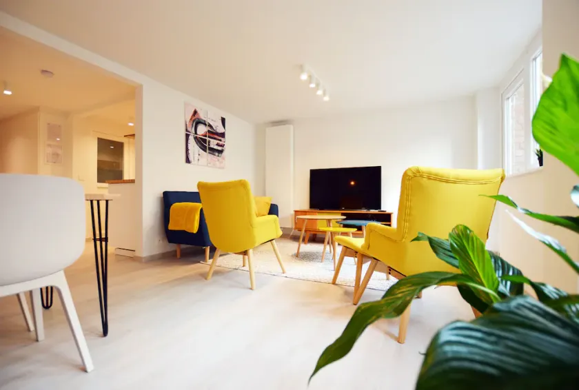 Two bedroom apartment with private garden and parking space at 120m from the sea - Image 1