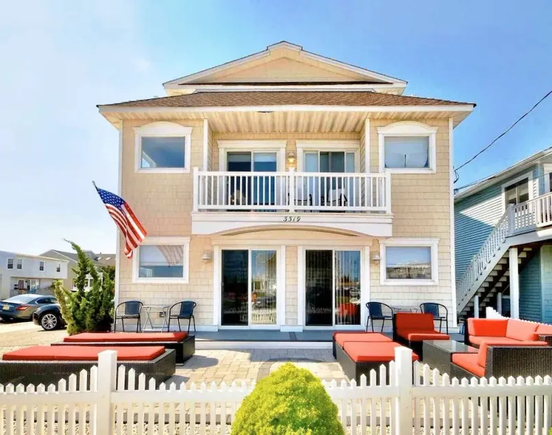 ⭐️A Stones Throw 2 Beach & AC, Fire Pit + Outdoor Lounge store 4 små familier! - Image 1