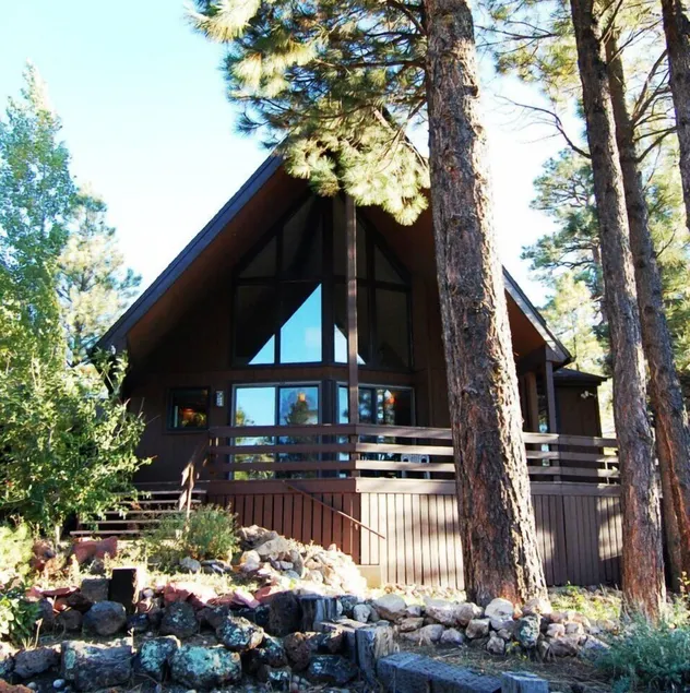 Offrez-vous le luxe! Profitez du bain à remous dans ce chalet de montagne! - Image 1