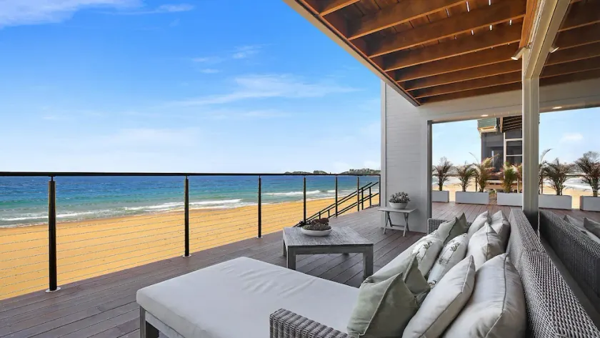 C'est LA VIE, WAMBERAL - BEACHFRONT MED POOL, FANTASTISK OCEAN VIEWS - Image 1