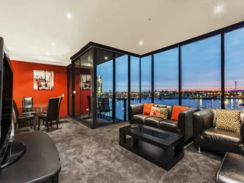 Lovely waterfront condo with swimming pool and gym in the heart of Docklands - Image 1