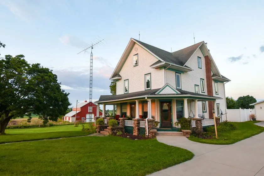 Charming Farmhouse with pool on 10 acres - Image 1
