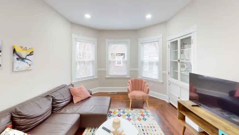 15 minutes to Fenway Park! Family-sized unit offers free parking. - Image 1