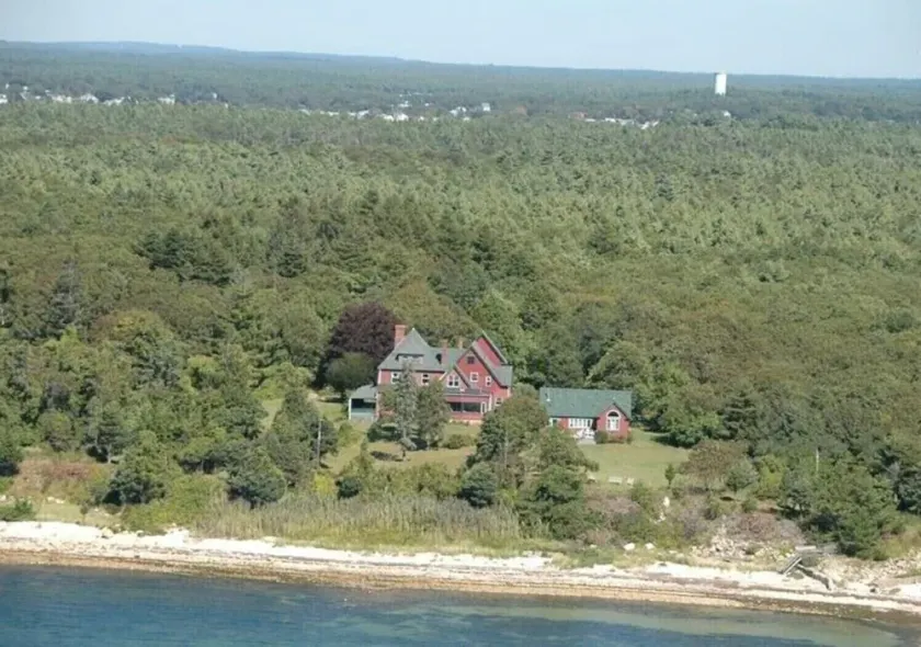 2BR Cottage with Stunning Water Views & Beach Access - Image 1