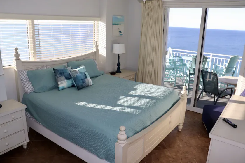 Magnifique condo d'angle en bord de mer avec deux suites principales et un grand balcon - Image 1