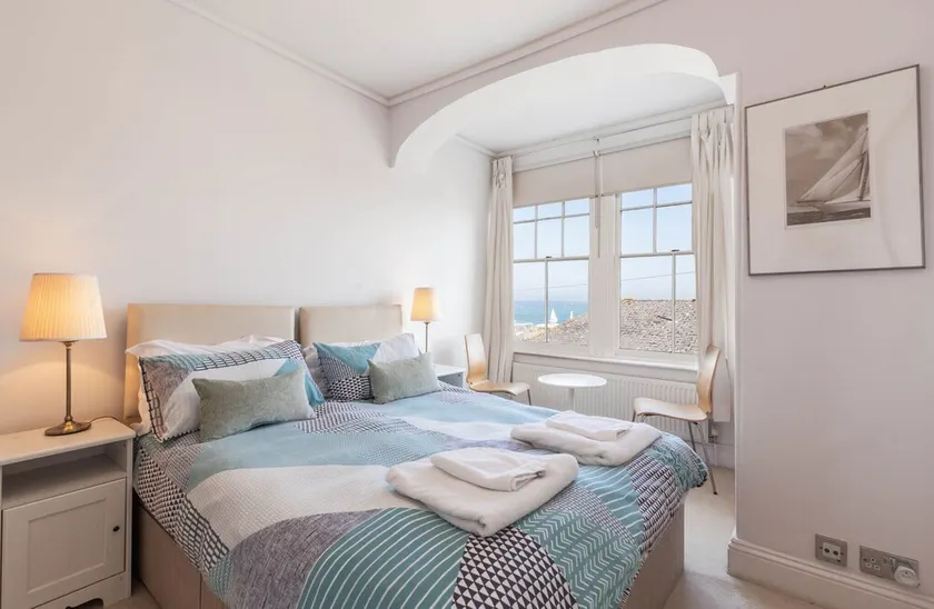 Cliffhanger, Cowes.  Stunning period property with fabulous sea views, sleeps 10 - Image 1