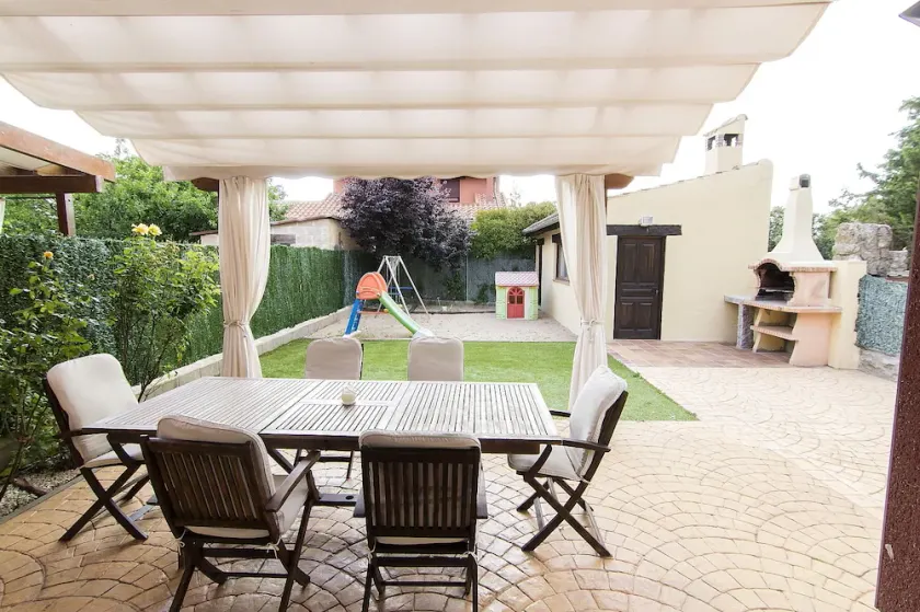 Casa para desfrutar com a família e amigos a apenas 8 minutos do centro de Segovia. - Image 1