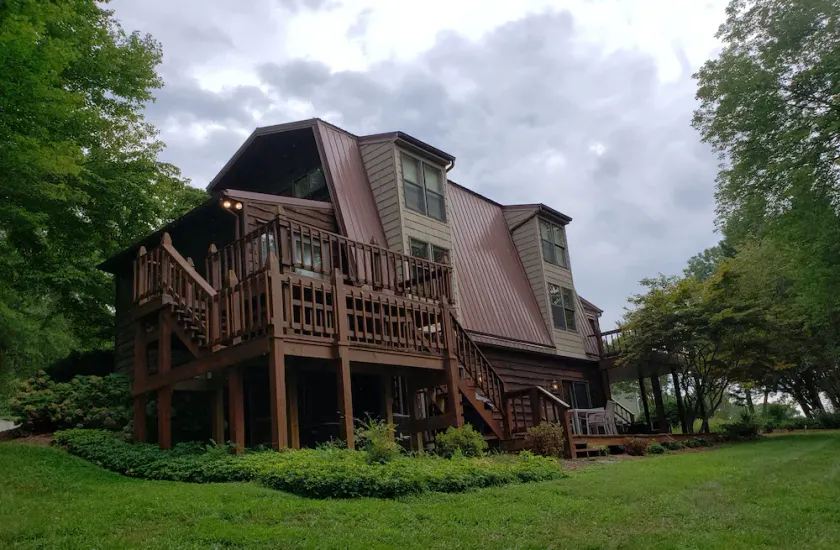 Awesome Lake House with Natural Beach, Huge Dock, and Sunset Views. Sleeps 9 - Image 1
