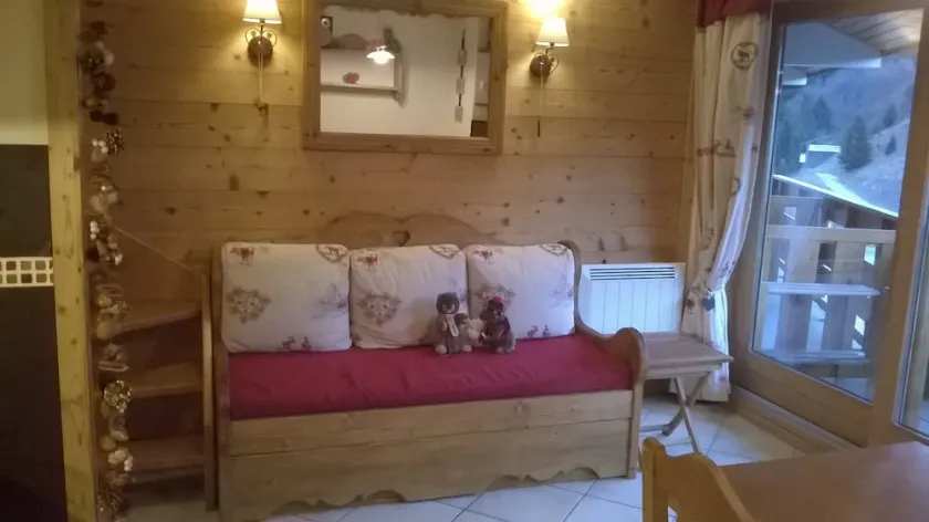 Duplex with Savoyard chalet decoration, ski-in/ski-out, 6 persons - Image 1