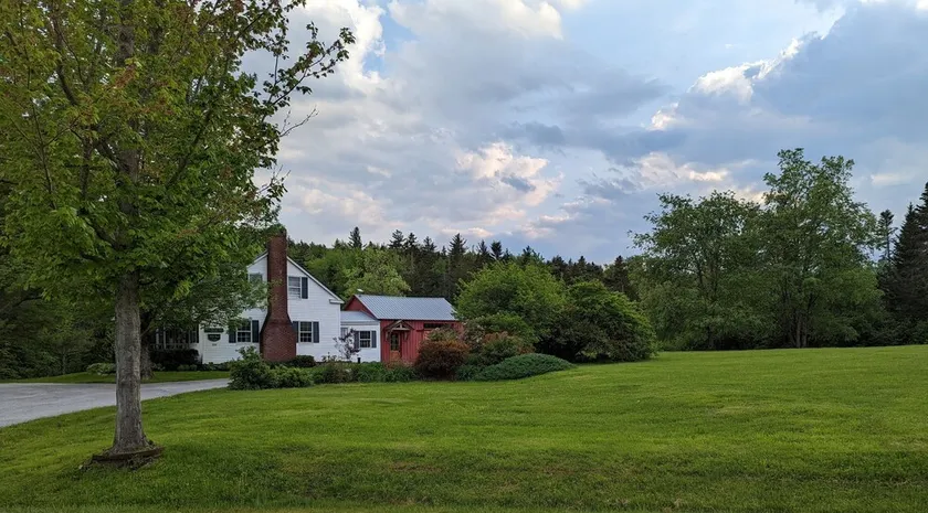 Perfect VT getaway - great for two families! Starlink Internet, Large Yard - Image 1