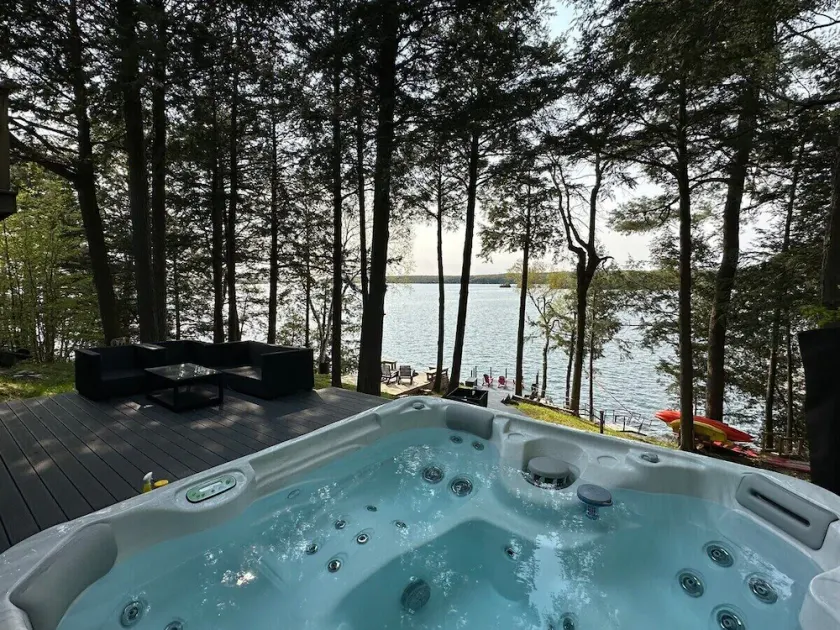 Waterfront open concept dream cottage with hot tub - Image 1