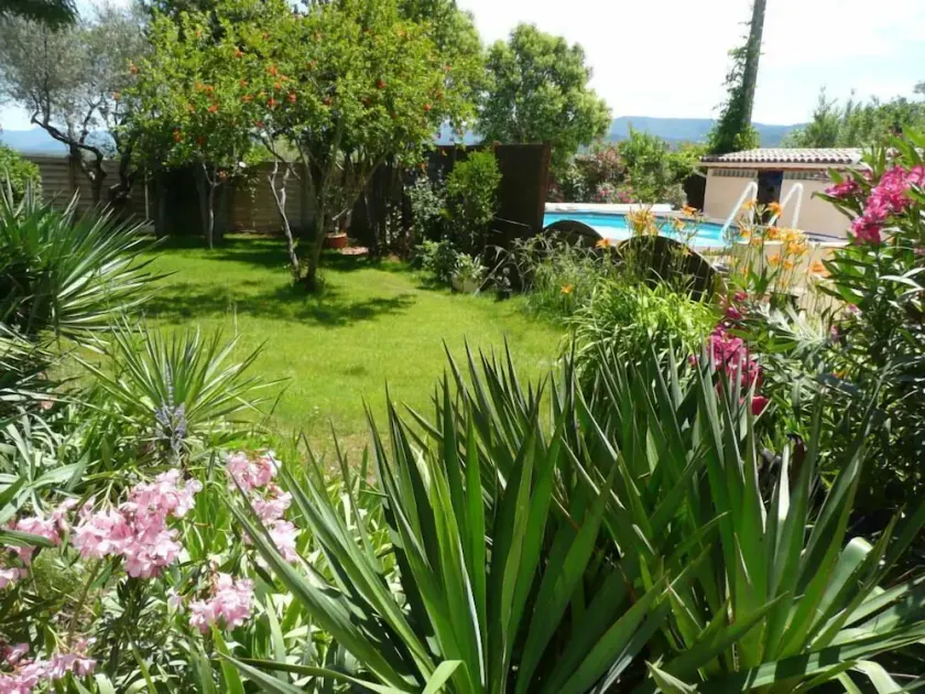 DANS UNE GRANDE VILLA  avec piscine et jardin privé, très grand appartement - Image 1
