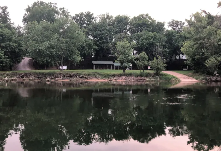 ¡NUEVO! Escapada privada de pesca / reunión de truchas del río Blanco en Flippin AR con rampa para botes - Image 1