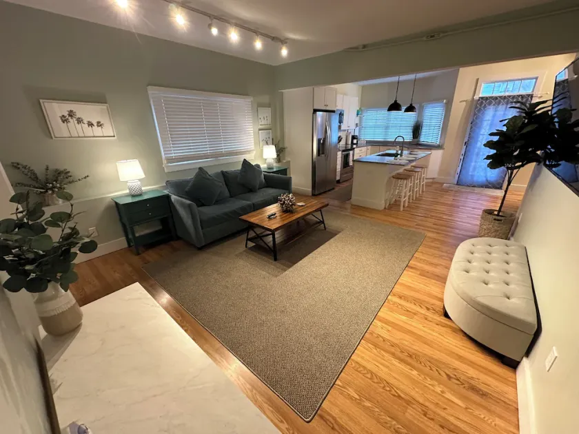 Recently Renovated 2 Bed 1 Bath (Dog Friendly) Apartment in the Broadway Neighborhood - Image 1