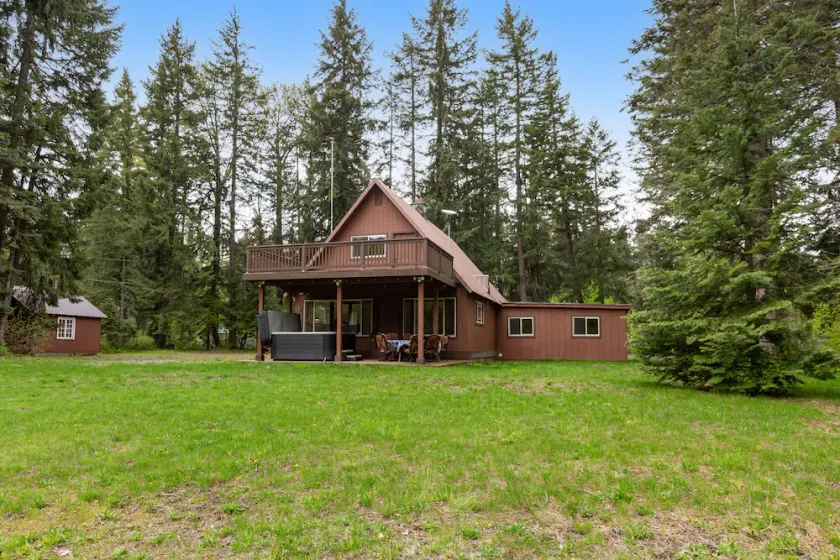 Dog-friendly riverfront home with hot tub, large yard, and fast Wifi - Image 1