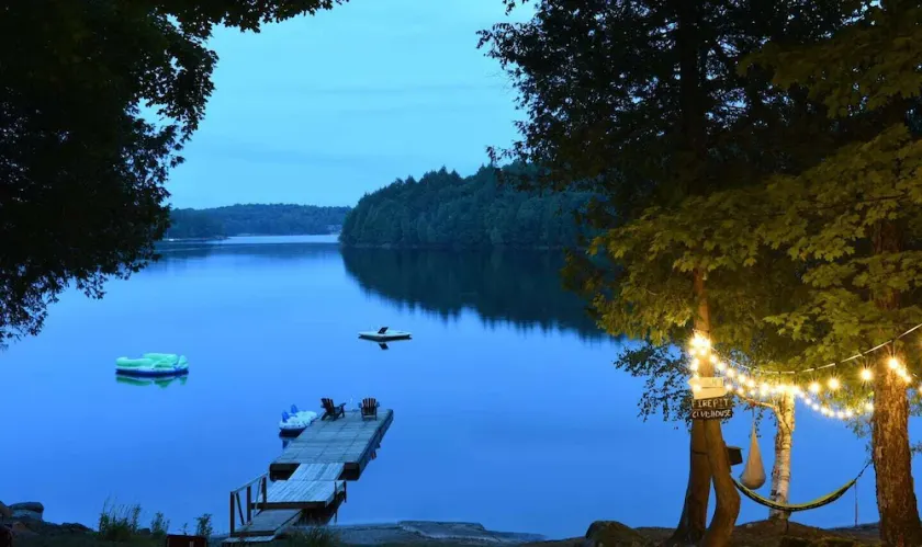 Stylish Waterfront Cottage, flat private Beach, North of Muskoka - Image 1