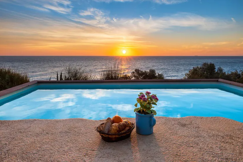 Mareverde.Gorgeous beachfront cottage with pool and very close to the sea access - Image 1