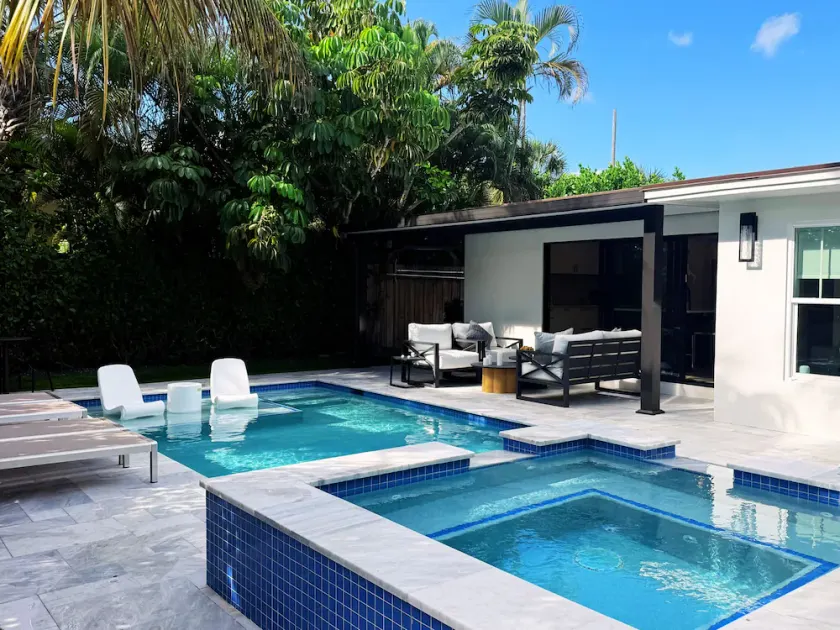 Modern Oasis, steps to Ave, Heated Pool + Hot Tub, beach membership, mini golf - Image 1
