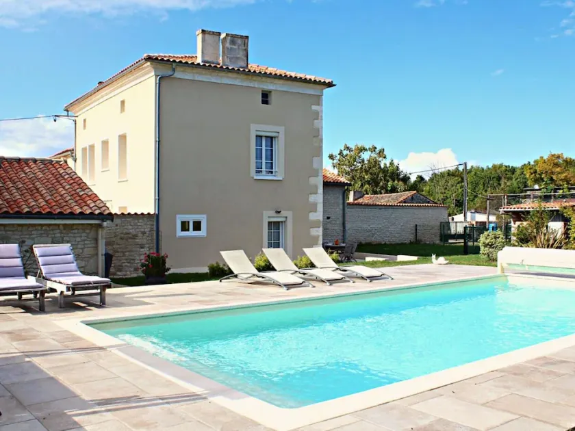 Gîte de charme avec piscine chauffée, jardin privatif et équipements bébés, à 15 min d’Angoulême - Image 1
