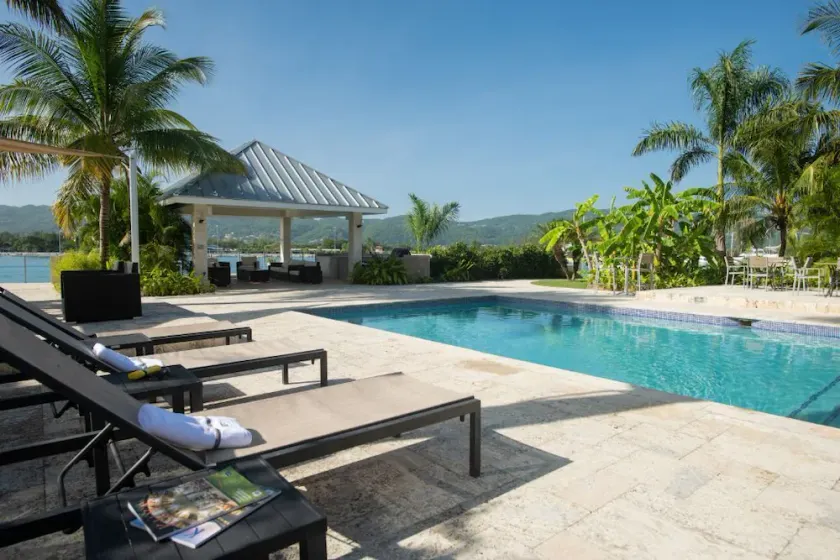 Townhouse Villa w/staff, gated community, gym, pool, beach access - Image 1