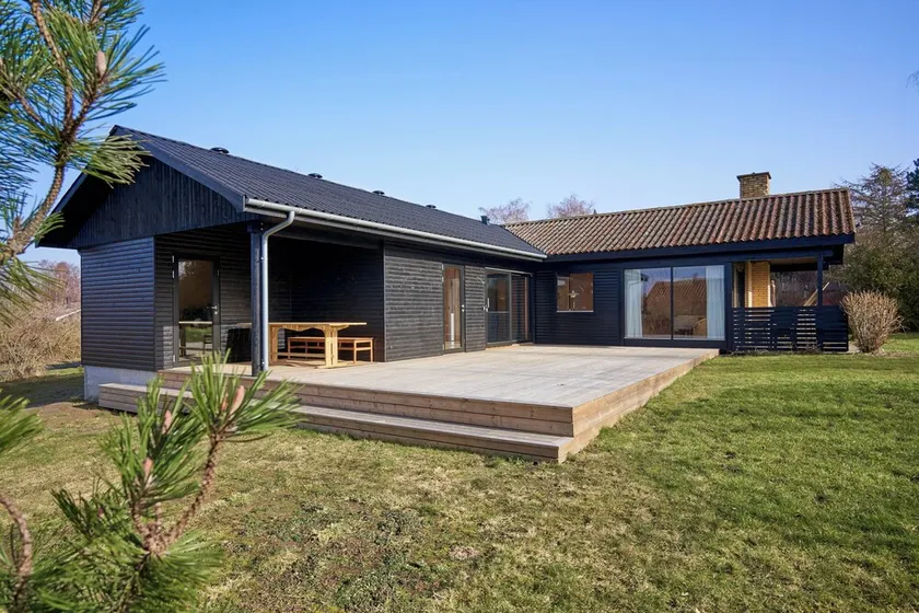 Beautiful summer house near the water - Image 1