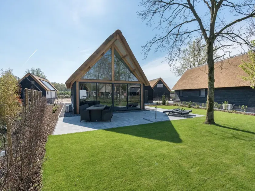 Thatched bungalow with private terrace - Image 1