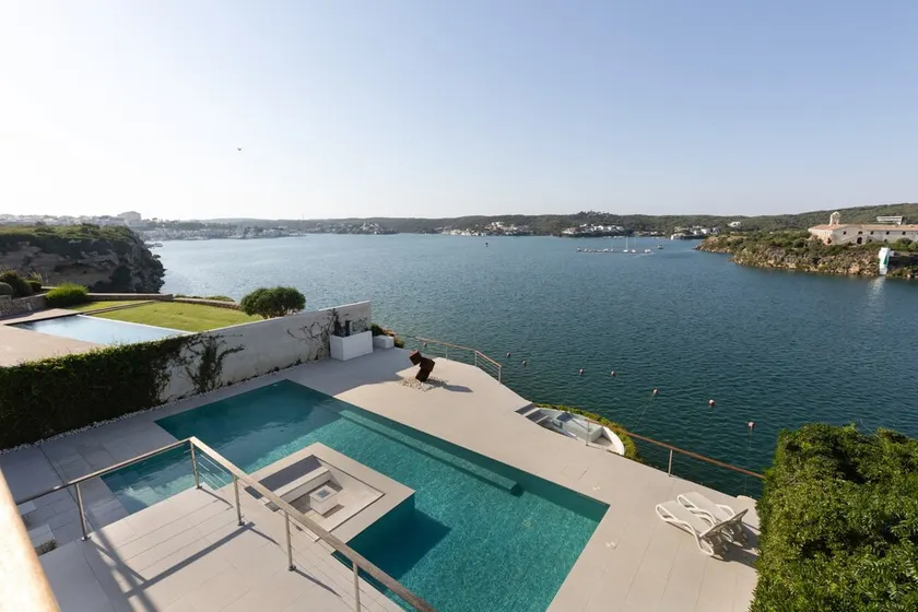 Villa Hastinapura: exclusivas vistas al mar, tranquilidad, lujo y arte en Es Castell - Image 1