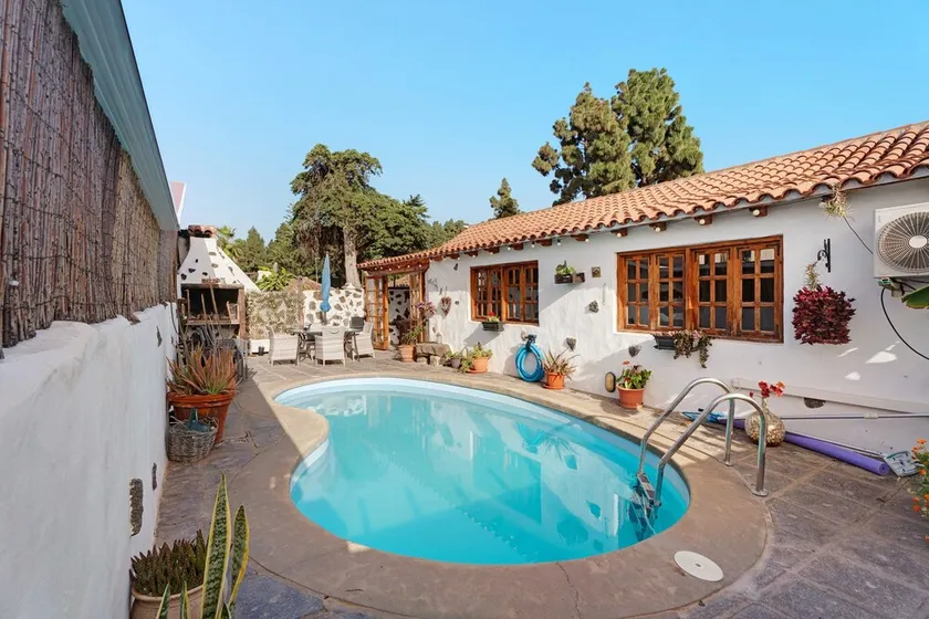 Holiday Home 'El Lagar' with Mountain View, Wi-Fi and Air Conditioning - Image 1