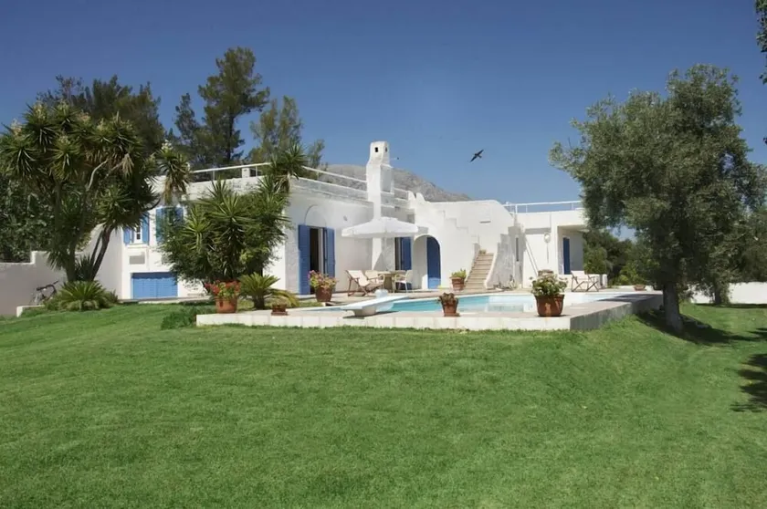 Villa cycladique avec piscine près de la mer - Image 1