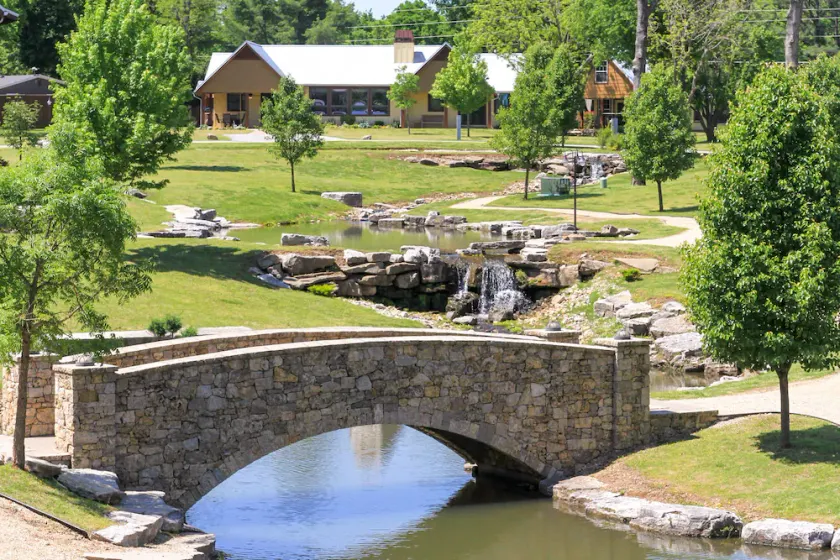 Community Pool, Fishing Ponds, Hot Tub, 2 King 2 Queen+Beds SINGLE STORY - Image 1