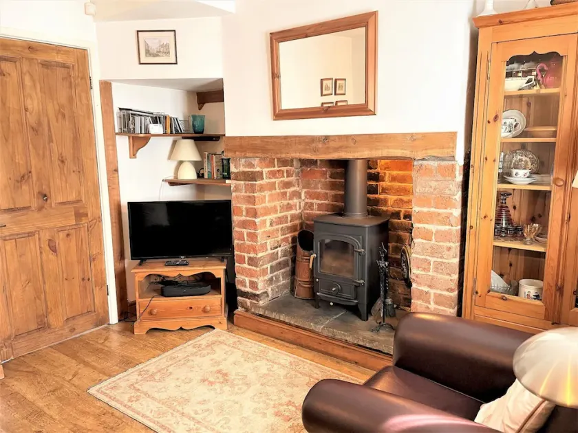 Pass the Keys Cosy Cottage with Views Over the Shropshire Hills - Image 1