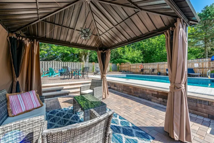 NEU - gerade renoviert mit neuem übergroßen privaten Pool in der Innenstadt von New Buffalo! - Image 1