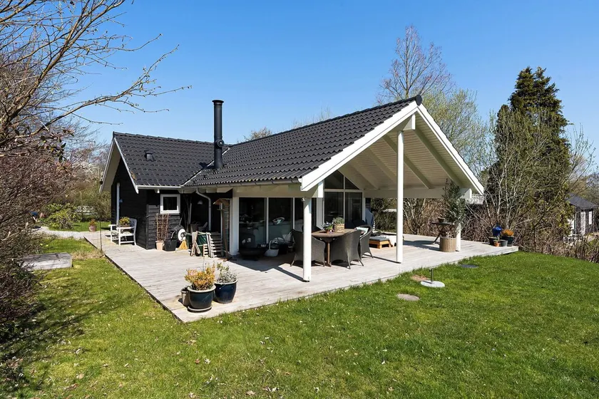 Holiday home within walking distance to the water - Image 1