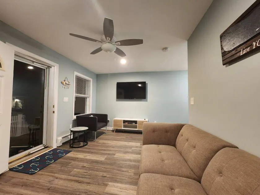 Minutes to Walnut Beach, newly renovated 3 bedroom home - Image 1