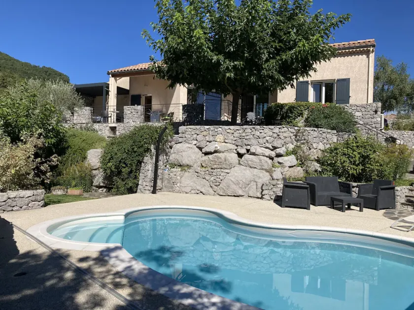 Charming single-storey villa, quiet location with swimming pool, shaded dining area - Image 1