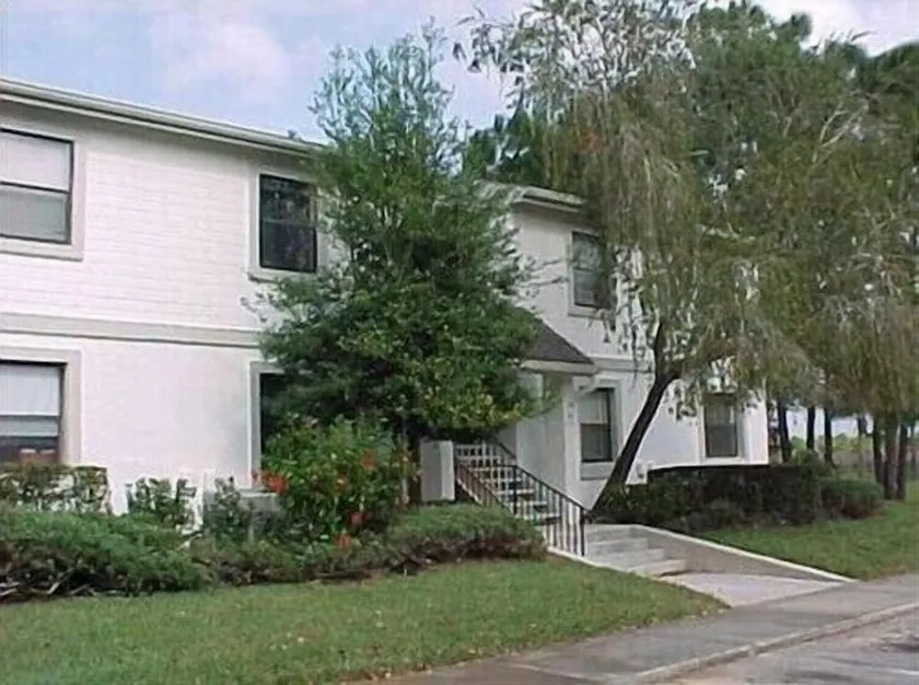 Beautiful Condo in prime Florida location within premier gated community. - Image 1