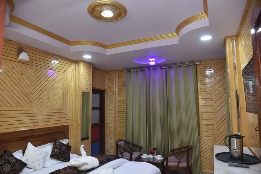 Sarahan Holliday Inn - Image 1
