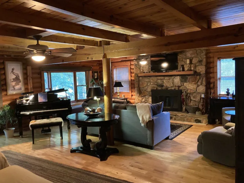 Lake living in a relaxed family and pet-friendly home - Image 1