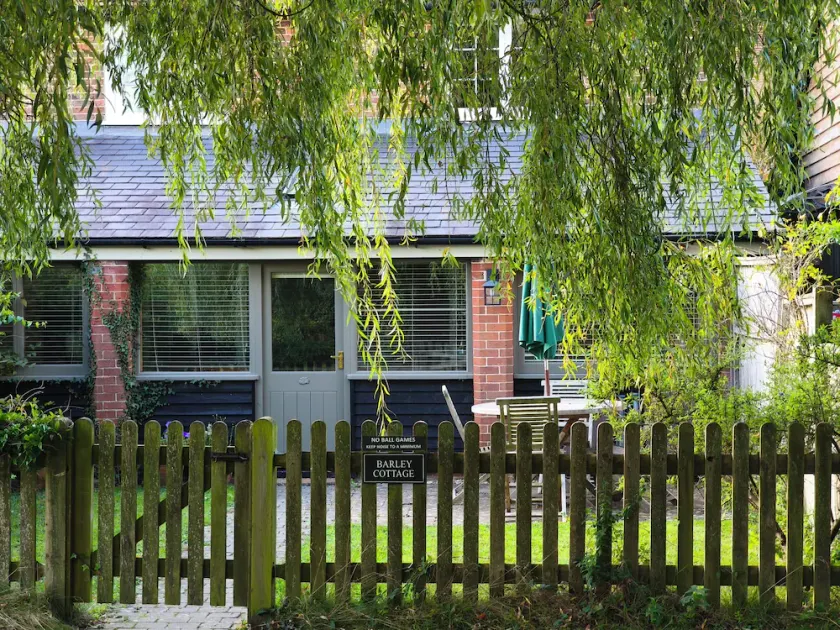 Gerstenhaus, (Kornkammerhäuser) in einer alten umgebauten Scheune Chiddingly, Lewes - Image 1