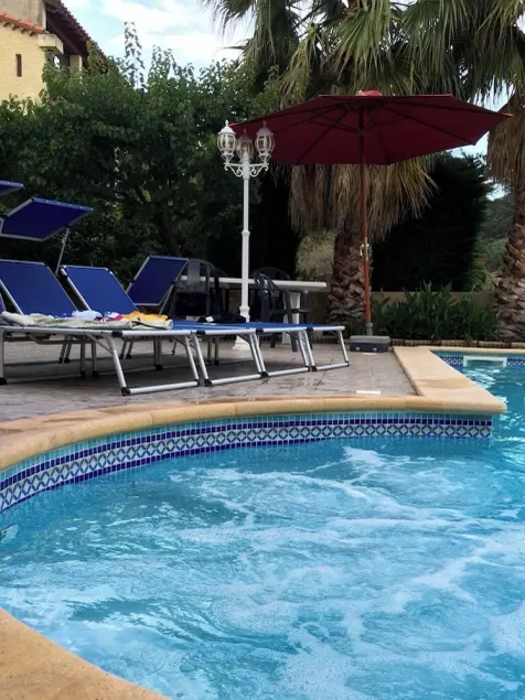 240m2 Familienvilla mit Pool - Image 1