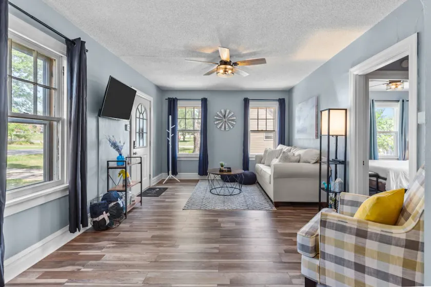 Sweet Cherry Escape | Charming 1930s 2BR Near Katy Trail & Daniel Boone Home - Image 1