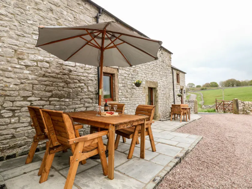 OWLS BARN, family friendly, character holiday cottage in Hartington - Image 1