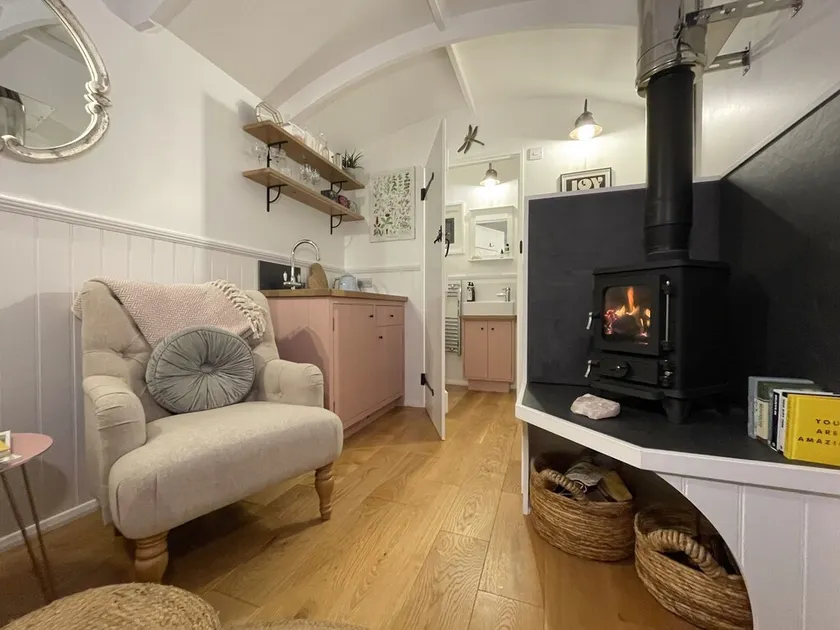 Luxury shepards hut Norfolk!  Brand new for 2022, set on 3 acres of land❣ - Image 1