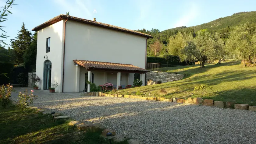 Casale di campagna ristrutturato conservando le caratteristiche toscane - Image 1
